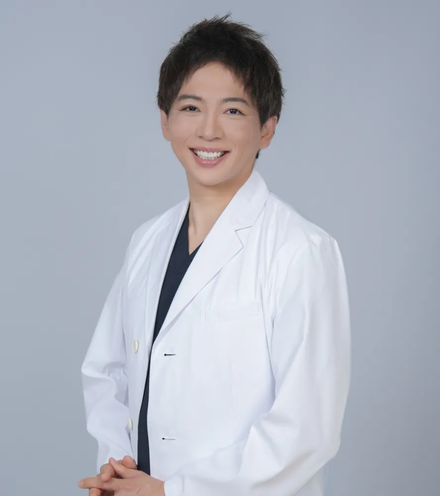 白衣を着た院長 平田侑が笑顔でこちらを向いている写真
