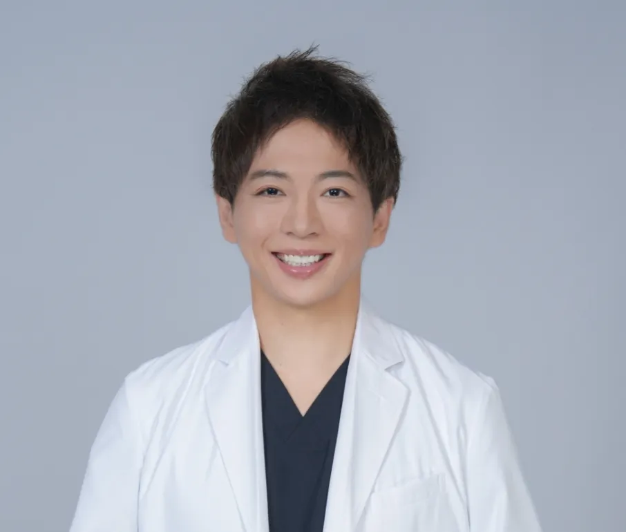 白衣を着た院長 平田侑の正面からのポートレート写真